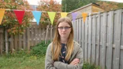 Floor (Bobbi Mulder) hört sich Jans Anweisungen für das Home-Video an.