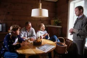 Familie Pacard will nichts anderes, als Urlaub in dem abgelegenen norwegischen Fjord begehen und wird immer mehr in das Geschehen um Professor Gunström verwickelt. Der kommandierende Offizier der norwegischen Sicherheitsbehörden informiert sich bei ihnen über die Vorgänge. Aber er hat sie in Verdacht, ebenfalls Agenten zu sein. Von links: Patrik Pacard (Hendrik Martz), Peter Pacard (Peter Bongartz), Katrin Pacard (Gila von Weitershausen), Okland (Knut Hinz)