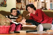 Brick Heck (Atticus Shaffer, l.), Cassidy Finch (Galadriel Stineman, m.) und Axl Heck (Charlie McDermott, r.)