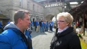 Trödelexperte Otto Schulte bespricht  sich mit Elvira.TrĂ¶delexperte Otto Schulte bespricht  sich mit Elvira.