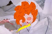 Der Pumuckl geht in die Schule. Als er in einen Papierkorb hüpft, bleibt er an einem Kaugummi kleben und wird sichtbar.