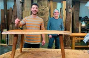 Moderator Ramon Babazadeh mit Holzdesigner Peter Hook in der Holzwerkstatt.