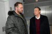 Erik (Patrick Heinrich, l.) teilt Gerner (Wolfgang Bahro) mit, dass Matilda keinen Krankenbesuch von ihm möchte, was diesen schwer enttäuscht.