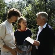 Ärger im Hause Schumann gibt es wegen der Video-Kassetten, die Tanja sich tagtäglich anschaut. Lieferant dieser Horrorfilme ist Freund Ben, mit dem Werner ein ernstes Wort redet. (V.li.n.re.: Daniel Jacob, Julia Biedermann, Peter Weck).