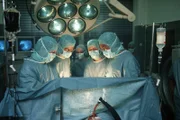 Die Operation an Felix Rotenburg ist in vollem Gang. Das Team um Prof. Brinkmann arbeitet routiniert wie immer (Knut Hinz, Michael Kausch, Klausjürgen Wussow).