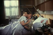 Der Patient Körtler (Klaus Guth) lässt keine Gelegenheit aus, Schwester Ina (Gaby Fischer) zu belästigen.