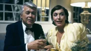 Angi (Thekla Carola Wied) und Werner (Peter Weck) beobachten als besorgtes Ehepaar auf einem Ball, wie Tanja sich auf dem Parkett bewegt.