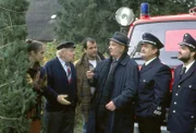 Julia (Julia Richter, l.) Fricke (Karl-Heinz Kreienbaum, 2. v. l.) und Rüdiger (Marek Erhardt, 3. v. l.) können es nicht glauben. Walter (Alexander May, 2. v. r.) hat es tatsächlich geschafft: der Oberkommandierende der Feuerwehr (Gerhard Olschewski, 2. v. r.) höchstpersönlich überwacht die vorgezogenen Weihnachtsvorbereitungen.