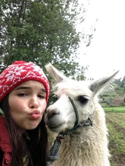 Anna bekommt einen Kuss von Lama Augustin.