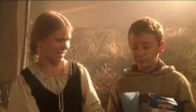 Marco Köhler (Friedrich Lindner) zeigt Marie (Laura Berghäuser) etwas ganz außergewöhnliches: Milch aus Tüten.
