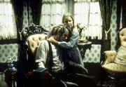 Laura (Melissa Gilbert, r.) tröstet Amos Pike (John Anderson, l.).