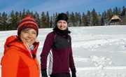 Annette Krause, (li.) mit Langlauftrainerin Vanessa Bühler.