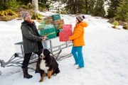 Fritz Fuchs (Guido Hammesfahr, l.) und seine Kusine Charlie (Géraldine Raths, r.) haben die verlorengegangenen Geschenke gerettet. Jetzt müssen sie nur noch den Weg zur Weihnachtshütte finden.