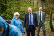 Müssen den Mord an einem Buchautor aufklären: Rechtsmedizinerin Fleur Perkins (Annette Badland), Detective Chief Inspector John Barnaby (Neil Dudgeon, M.) und dessen Assistent, Detective Constable Jamie Winter (Nick Hendrix).