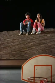 Axl (Charlie McDermott, l.); Sue (Eden Sher, r.)