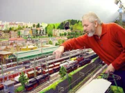 Dr. med. Peter Holbeck mit seiner Modellbahnanlage.