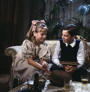 Das Nesthäkchen (Anja Bayer) ist größer geworden, aber immer noch verbindet sie eine innige Zuneigung zu ihrem Bruder Klaus (Patrick Janovsky).