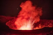 Schwefelmine am Schichtvulkan Kawah Ijen auf Java.; Der Vulkan Yasur im südpazifischen Vanuatu-Archipel.