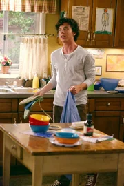 Axl (Charlie McDermott)