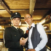 Von links: Heinl (Elmar Wepper) und der Verkäufer (Thorwald Lössi).