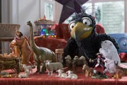 Rabe Rudi (Lennart Morgenstern) freut sich sehr auf Weihnachten und hat seine ganz eigene und eigenwillige Krippe aufgebaut.