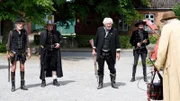 Onkel Krischan (Hans Kahlert, r.) will gegen seinen Erzfeind Franz Schmöller (Michael Rastl, Mi.) und die Desperados antreten.
