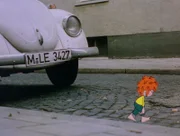 Pumuckl stiehlt ein Silberarmband. Als Meister Eder dahinter kommt, ist er so sauer, dass er den Pumuckl raus wirft.