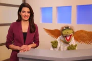 Die Nachrichtensprecherin (Linda Zervakis) und Krokodella.