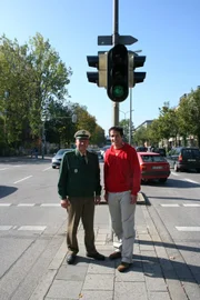 Verkehrspolizist Martin Cornils erklärt Willi, wie wichtig es ist, die Ampelsignale zu beachten. Ansonsten kann es nicht nur gefährlich, sondern auch richtig teuer werden.