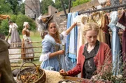 Prinzessin Josefine (Lucie Hollmann) entdeckt auf dem Markt die schönen Kleider von Helene (Caroline Hellwig).
