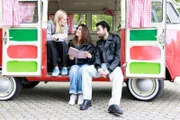 Cecilia (Carina Koller, l.), Esma (Özge Delioglan) und Baris (Metehan Demiröz) suchen in Margots Tagebuch nach Hinweisen.