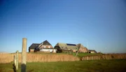 Das Hotel „Ankers Hörn“ liegt am nord-westlichen Ende der Hallig Langeneß. Die Mayenswarft ist eine von 16 bewohnten Warften auf Langeneß.