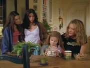 Die kleine Kate (Rachel David) hütet in ihrem Kästchen ein großes Geheimnis. Piper (Holly Marie Combs), Prue (Shannen Doherty) und Phoebe (Alyssa Milano) bezweifeln, dass sich in dem Kästchen eine Fee befindet.