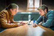 Angeblich hilft Nelly (Lisa Marie Fix) ihrem Vater Hans und seinen Kollegen bei den Ermittlungen. Doch warum fragt sie ihren Komplizen Florian (Jörn Schlönvoigt) dann nicht offen nach dem Versteck der Drogen?