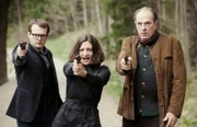 Kommissar Kluftinger (Herbert Knaup, rechts) verhaftet mit seiner Kollegin Marx (Catrin Striebeck) und seinem Kollegen Richard Maier (Johannes Allmayer) die Verschwörer vom Altasee.