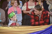 Der Jahrestag mit Vivian steht Wade (Wilson Bethel, r.) bevor, und ihr Sohn Harley (Cole Sand, l.) hat dafür ganz eigene Pläne ...
