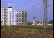 Unser Dorf soll hässlich werden - Filmemacher Dieter Wieland sucht die effektivsten Möglichkeiten, wie man aus einem schönen Dorf ein hässliches macht. Hier: ein Hochhaus als Blickfang.