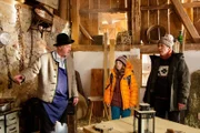 Der grantige Almbauer (Hans Stadlbauer, l.) weist Charlie (Géraldine Raths, M.) und Fritz Fuchs (Guido Hammesfahr, r.) nur einen kalten Stall als Unterkunft zu.
