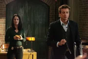 F&uuml;r Teresa (Robin Tunney, l.) und Patrick (Simon Baker, r.) beginnen die Ermittlungen, als ein unter Hypnose stehender Mann eine Leiche in die CBI-Zentrale bringt ...