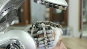 Die Dauerwelle gehörte einst zu dem Standardprogramm eines jeden Friseursalons. Heute sind die künstlichen Locken nicht mehr im Trend.