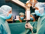 MDR Fernsehen IN ALLER FREUNDSCHAFT FOLGE 157, "In letzter Sekunde". Das Team der Sachsenklinik (Thomas Rühmann, rechts; Andrea Kathrin Loewig, 2.v.l., Lydia Schubert, 2.v.r.) sind entsetzt: Dr. Hartmann (Volker Lechtenbrink) setzt durch fachliche Unsicherheit das Leben einer Patientin aufs Spiel.
