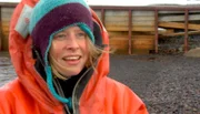 Die norwegische Meeresbiologin Silje Rekdal im Überlebensanzug nach einem Testbad im Nordatlantik.