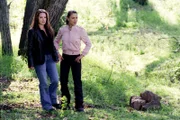 Auf der Suche nach den Waldnymphen: Piper (Holly Marie Combs, l.) und Phoebe (Alyssa Milano, r.) ...