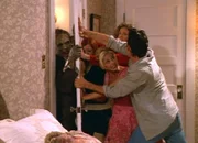 Buffy (Sarah Michelle Gellar, M.) und ihre Freunde versuchen verzweifelt, sich den Zombie vom Leib zu halten ...