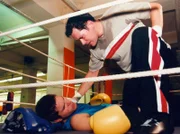 Philipp (Thomas Koch) macht seiner Wut über die unbefriedigende Kliniksituation beim Kickboxen Luft, und schlägt versehentlich seinen Freund Frank Schmitt (Peter Ketnath, links) k.o.