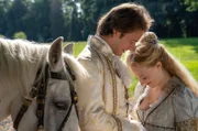 Prinz Lassmann (Stefan Gorski) ist sich sicher, in Helene (Caroline Hellwig) seine wahre Braut gefunden zu haben.