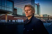 Kommissar Van der Valk (Marc Warren) ermittelt in Amsterdam.