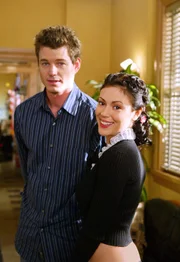 Trotz gegenseitiger Sympathie, lehnt Phoebe (Alyssa Milano, r.)  eine gemeinsame Nacht mit ihrem Chef (Eric Dane, l.) ab ...
