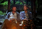 Brakelmann (Jan Fedder) und Adsche (Peter-Heinrich Brix) haben sich im Wald verlaufen und schlagen ein Nachtlager auf.