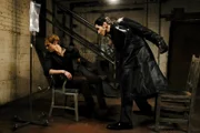 Murdoc (David Dastmalchian, r.) hat MacGyver (Lucas Till, l.) entführt, Mac nutzt eine Nadel, um zu entkommen.